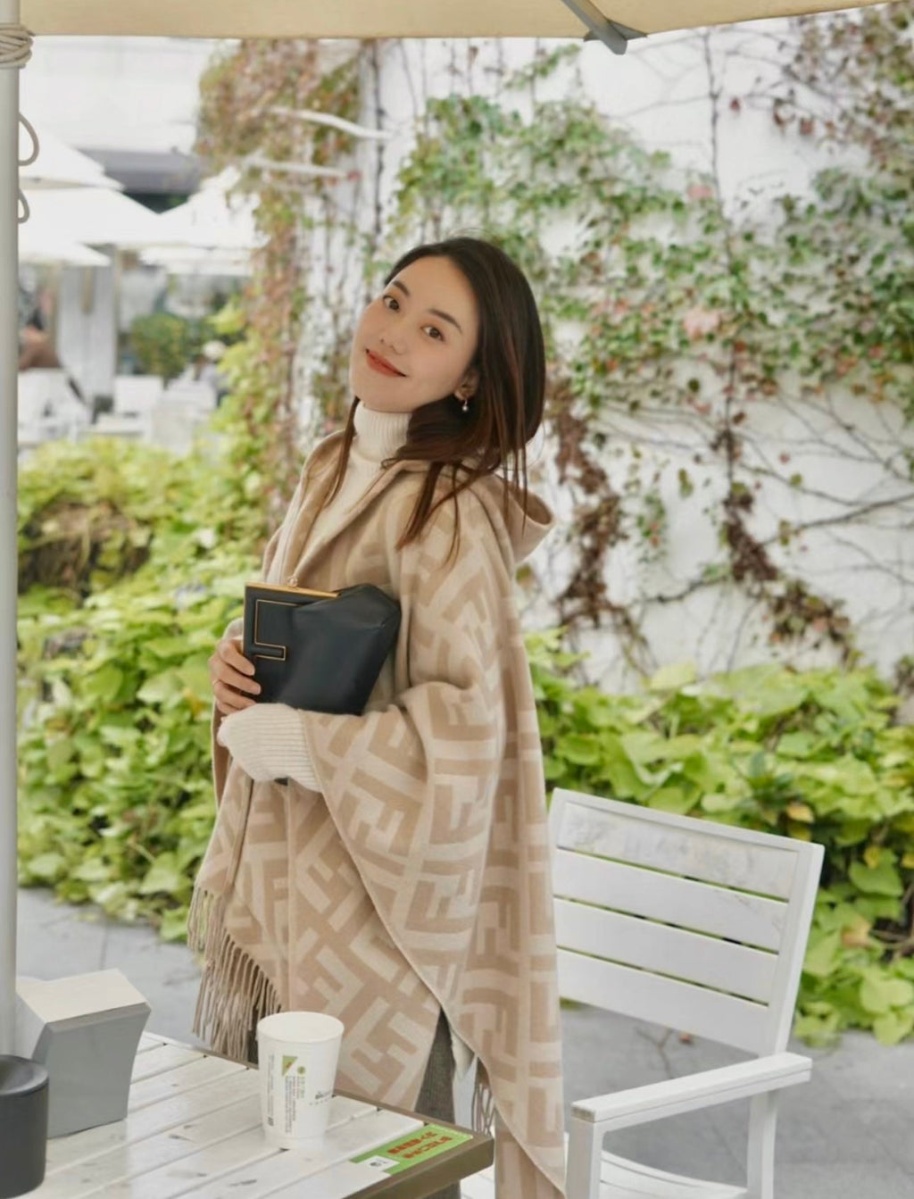 FF PONCHO IN TUSCAN BEIGE CASHMERE 413684