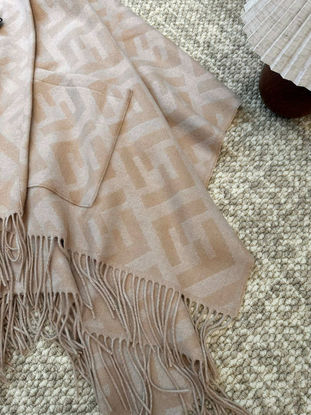 FF PONCHO IN TUSCAN BEIGE CASHMERE 413684