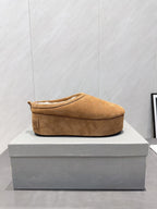 BALENCIAGA 25S AURALEE SLIP-ON 50 MM IN LIGHT BROWN SUEDE STYLE 1