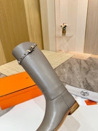 HM 25S KNEE-HIGH FLAT BOOTS IN GREY LAMBSKIN WITH SILVER HARDWARE