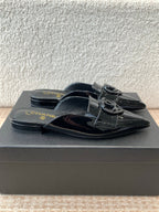 FLAT MULES IN BLACK PATENT CALFSKIN