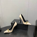 HIGH PUMPS IN CREAM GLOSSY CALFSKIN ATTACHED GOLD CHAIN