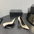 HIGH PUMPS IN CREAM GLOSSY CALFSKIN ATTACHED GOLD CHAIN