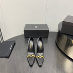 HIGH PUMPS IN BLACK SILK ATTACHED GOLD CHAIN
