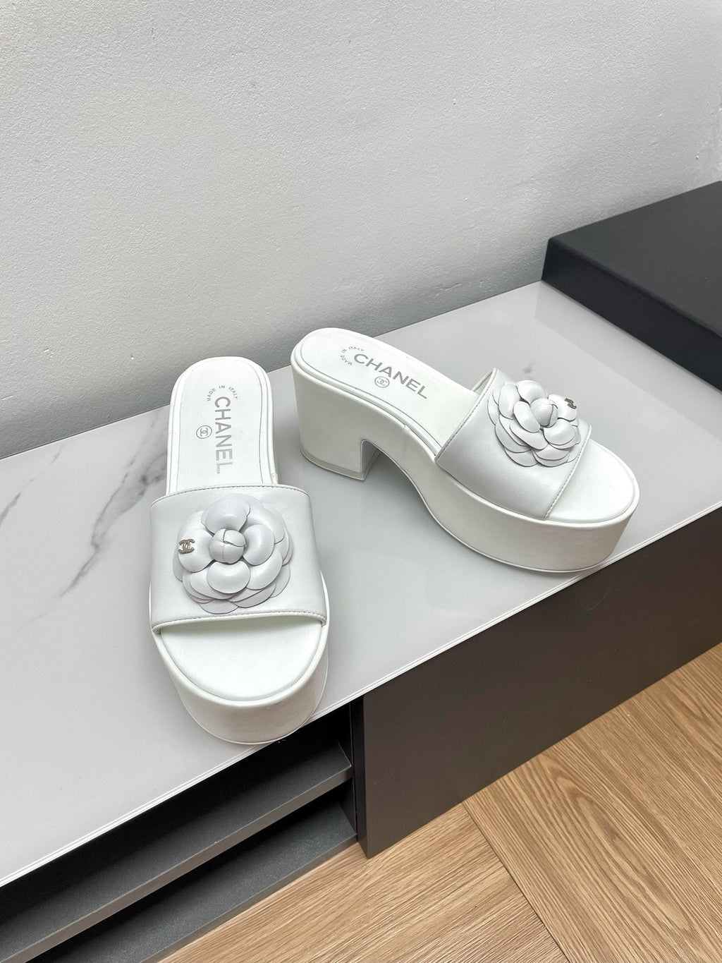 WEDGE PLATFORM WHITE LAMBSKIN WITH FLOWER