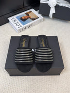 FLAT SLIDE IN BLACK SUEDE WITH SILVER CHAIN