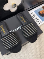 FLAT SLIDE IN BLACK SUEDE WITH SILVER CHAIN
