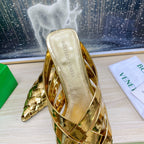 ALFIE LEATHER FLAT MULES IN GOLD PATENT CALFSKIN WITH WOVEN DESIGN