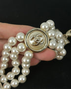 CC ROUND BUTTON RESIN BRACELET WITH THREE LAYERS OF PEARLS