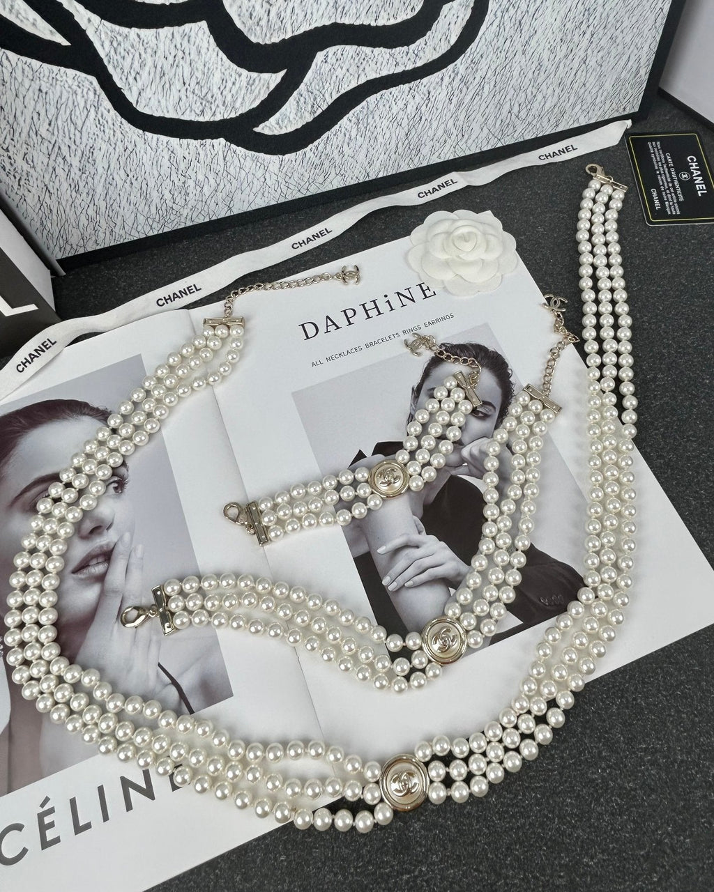 CC ROUND BUTTON RESIN BRACELET WITH THREE LAYERS OF PEARLS