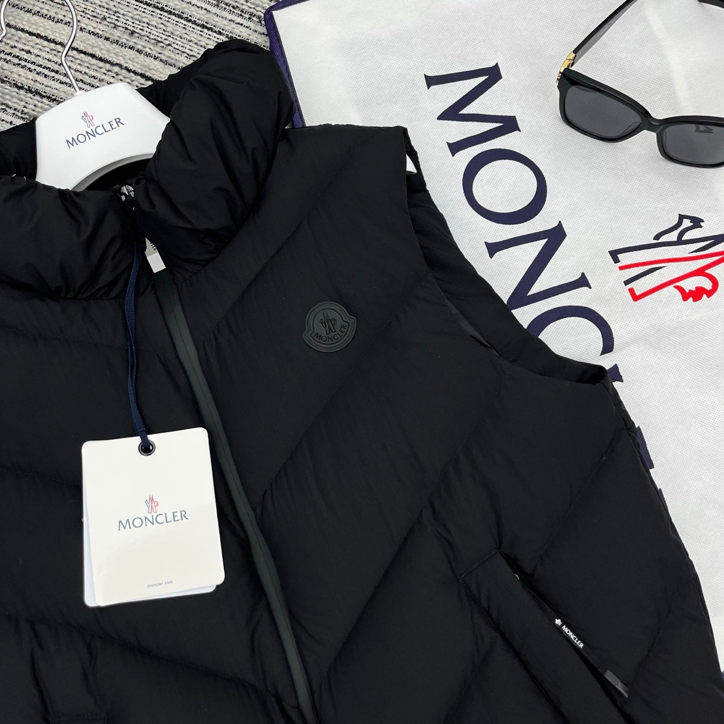 MONCLER 25S SLEEVELESS STAND-COLLAR JACKET 225