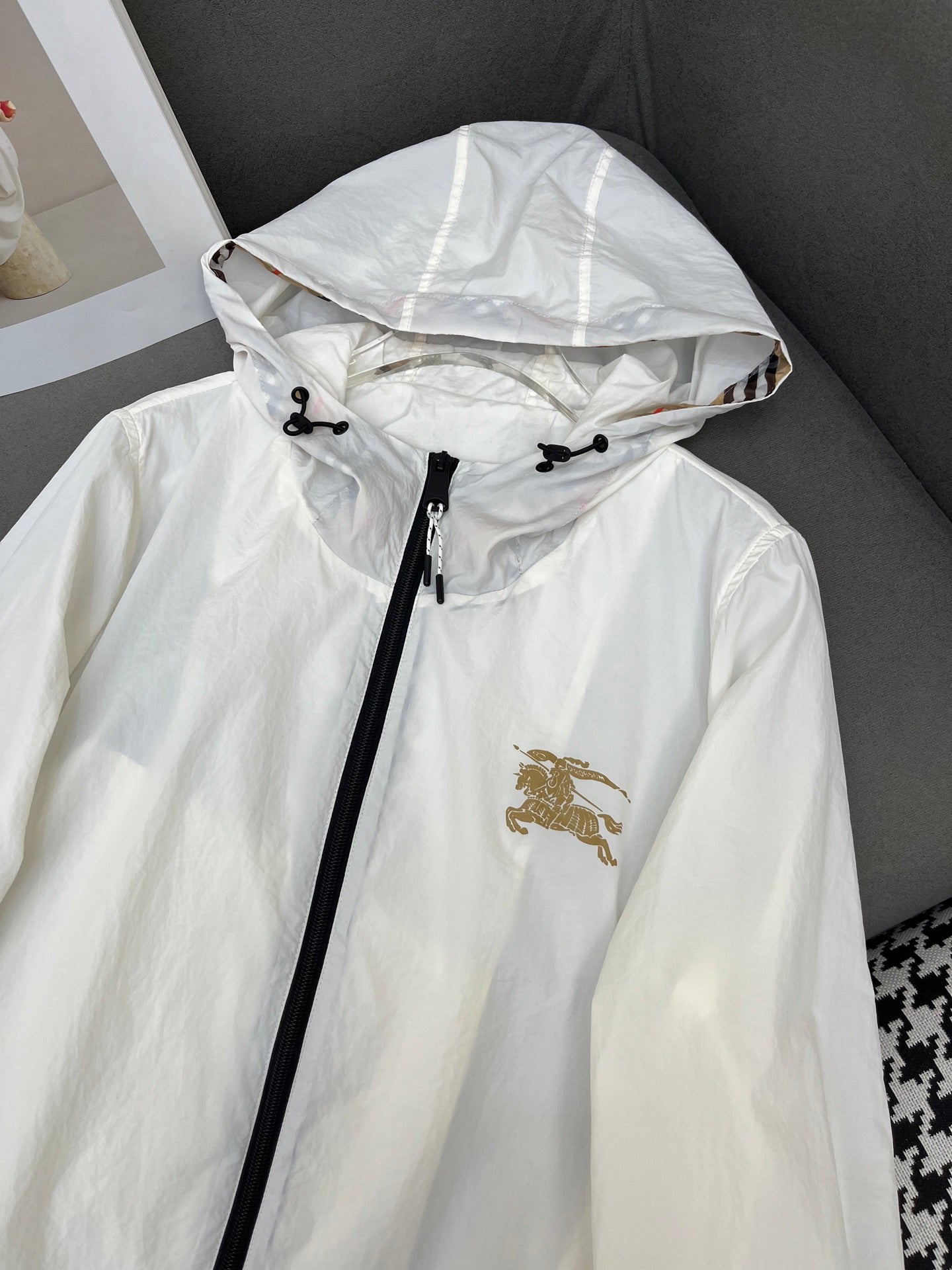 HOODED WINDBREAKER IN WHITE