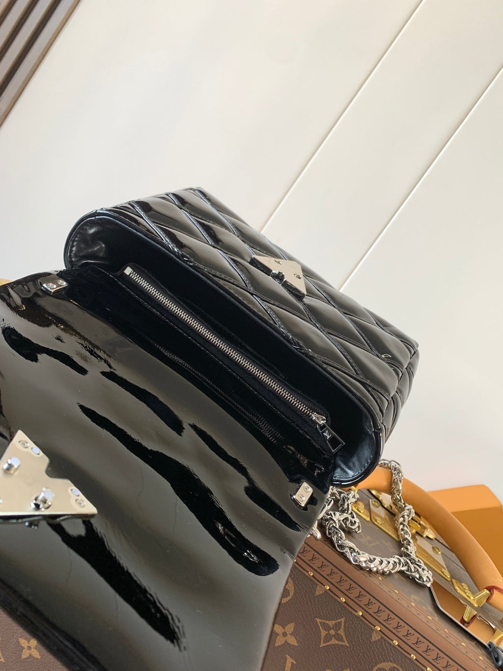 LV GO-14 MM 23cm Black Patent Leather Metal HW