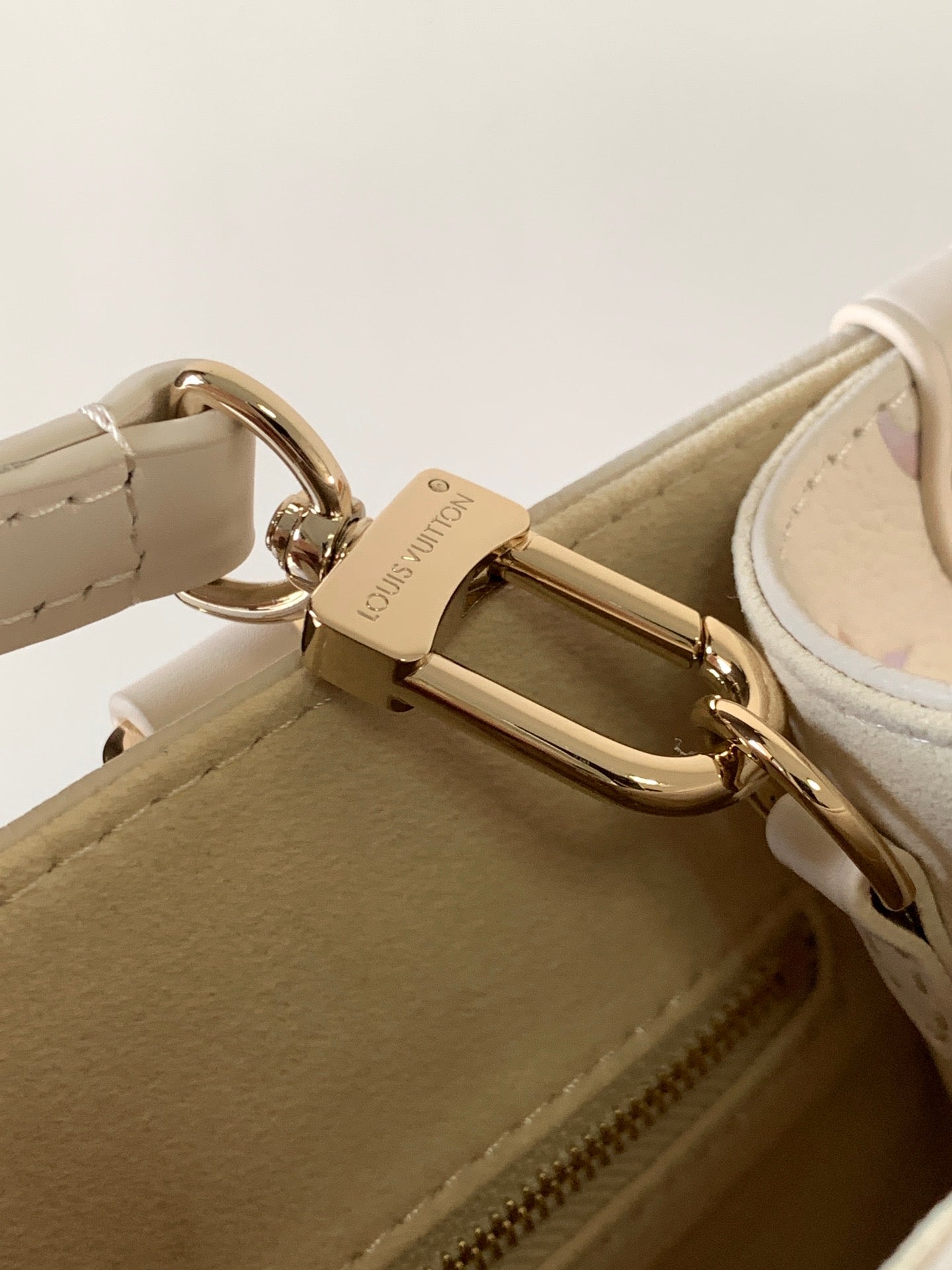 LV OnTheGo PM Dream Monogram Embossed Cowhide-Light GHW