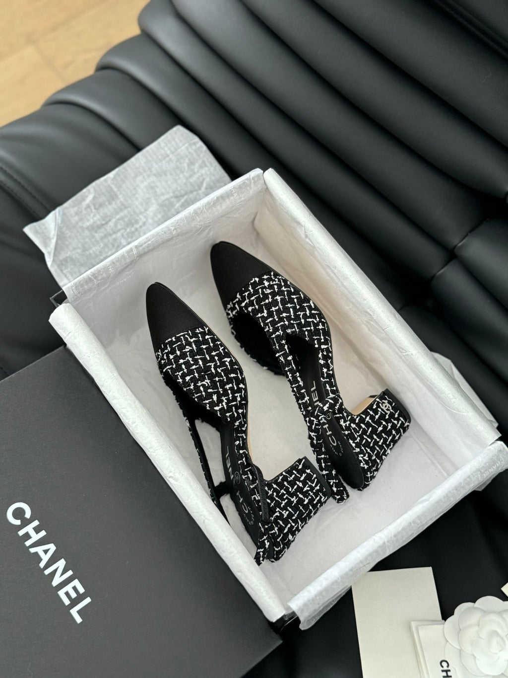 HIGH SLINGBACK IN BLACK MIX WHITE TWEED AND LAMBSKIN