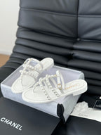 MULE SLIPPERS WITH PEARL CHAIN IN WHITE LAMBSKIN