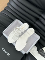 MULE SLIPPERS WITH PEARL CHAIN IN WHITE LAMBSKIN