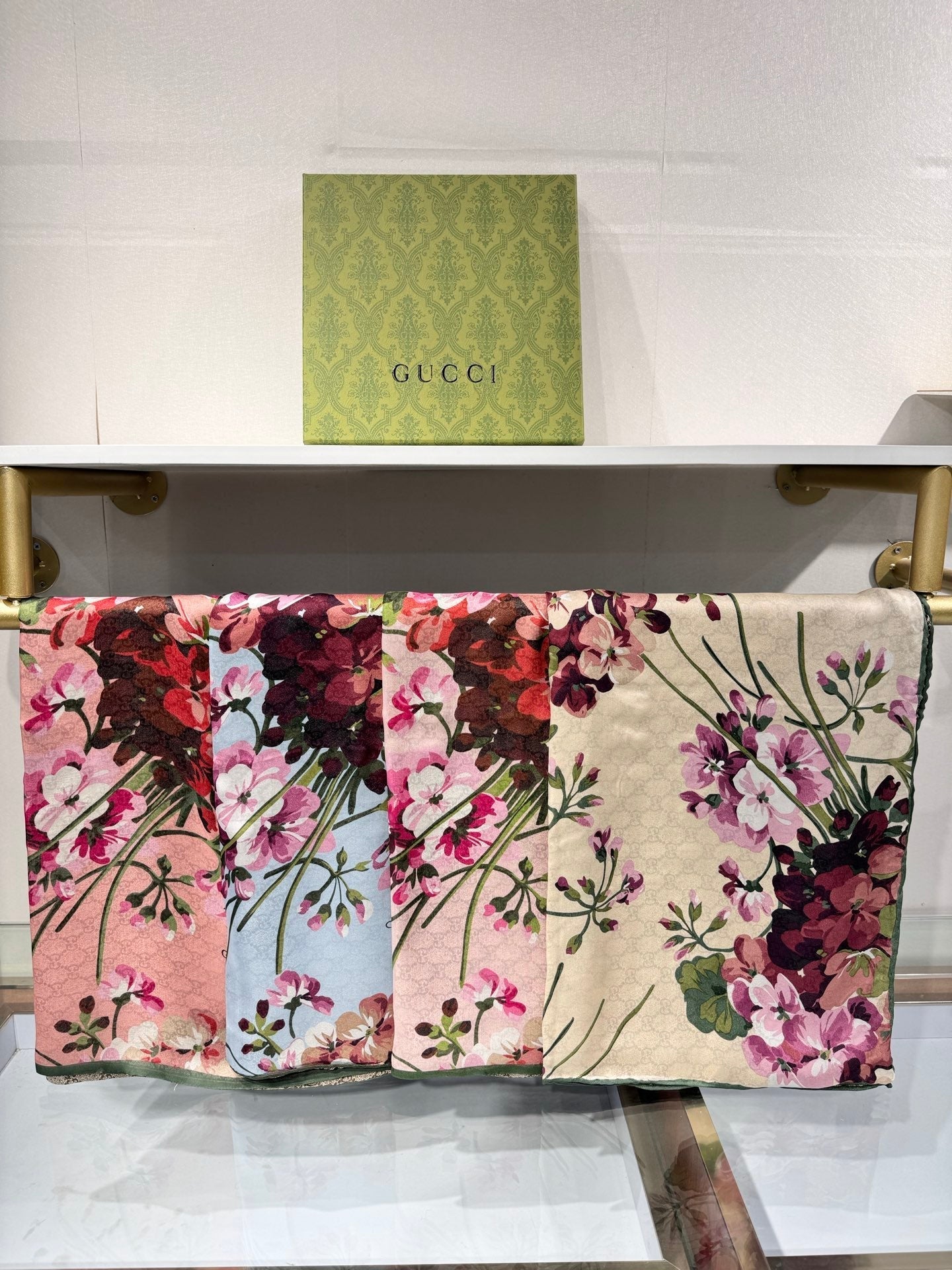 GUCCI 25S SCARF 180 IN SILK 737206