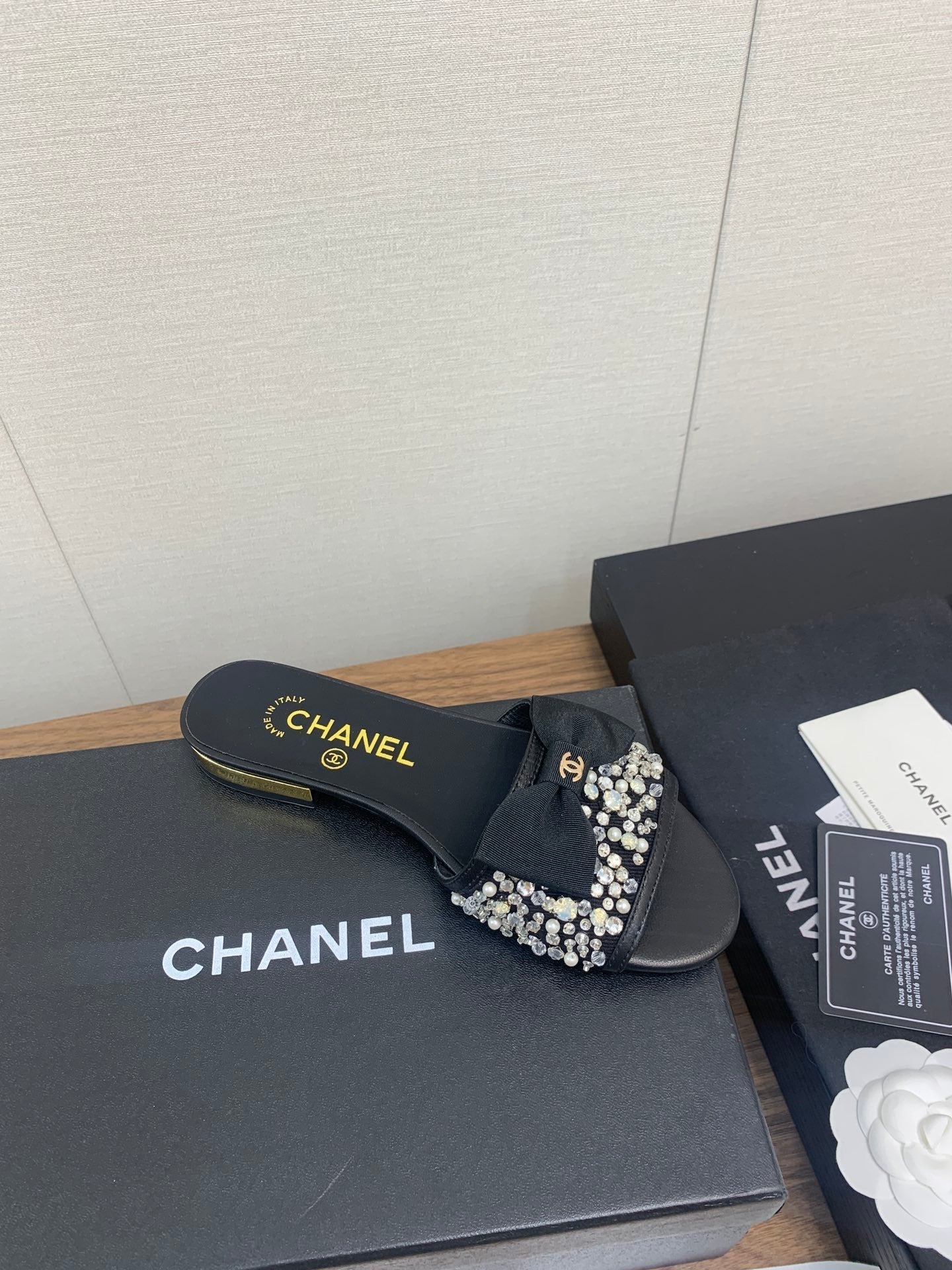 BOW SLIPPERS IN BLACK LAMBSKIN WITH RHINESTONES