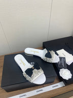 BOW SLIPPERS IN WHITE LAMBSKIN WITH RHINESTONES