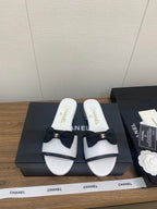 BOW SLIPPERS IN WHITE LAMBSKIN