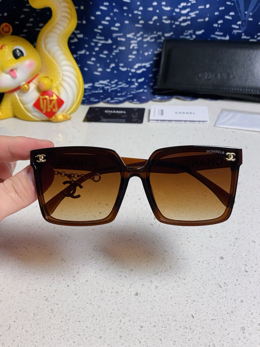 SQUARE SUNGLASSES 641810 IN BROWN ACETATE GOLD CHAIN