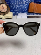 SQUARE SUNGLASS 575842 IN WHITE ACETATE