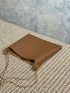 FLAT SHOULDER BAG 23 IN TAWNY BROWN CALFSKIN GOLD CHAIN