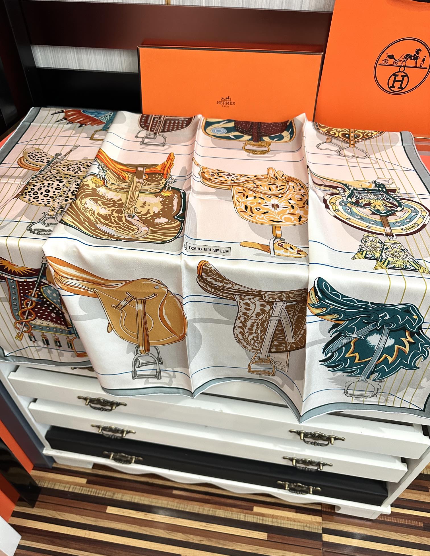 HERMES 25S SCARF 90 IN SILK 001