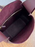 LE 5 À 7 LARGE SUPPLE 31 IN WINE RED GRAINED CALFSKIN