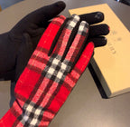 GLOVES IN CHERRY RED AND BLACK WOOL 448245