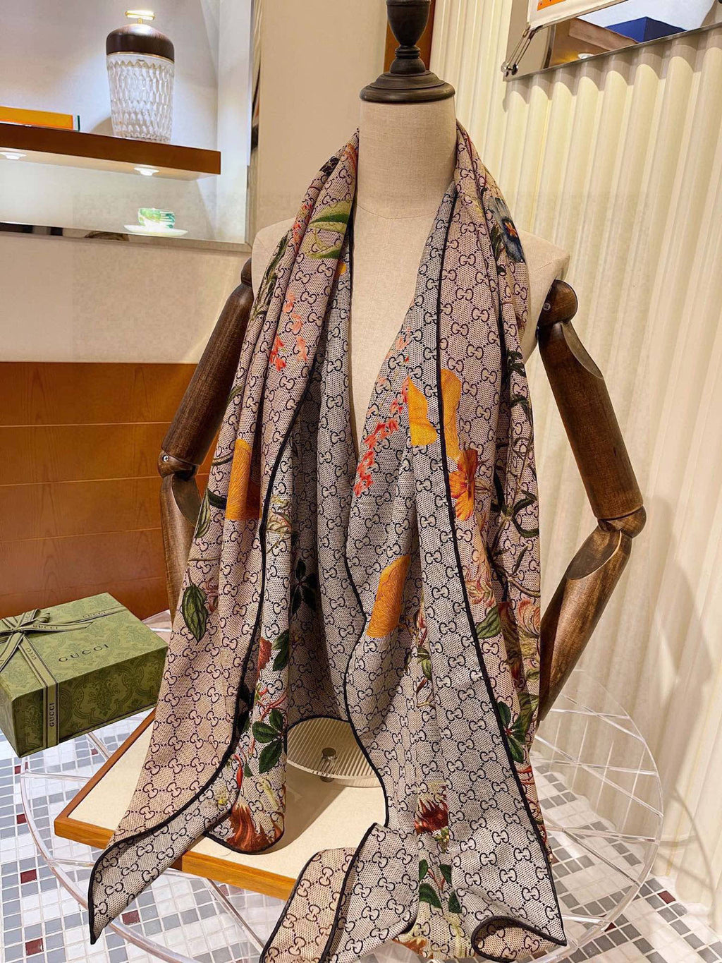 GUCCI 25S SCARF 180 IN CASHMERE 738505