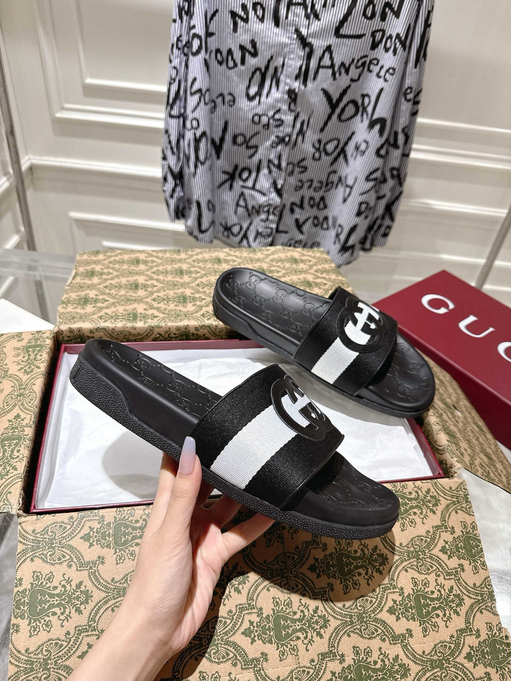SANDALS 25S IN BLACK AND WHITE MIX RED LAMBSKIN EMBOSSED LOGO STYLE 3