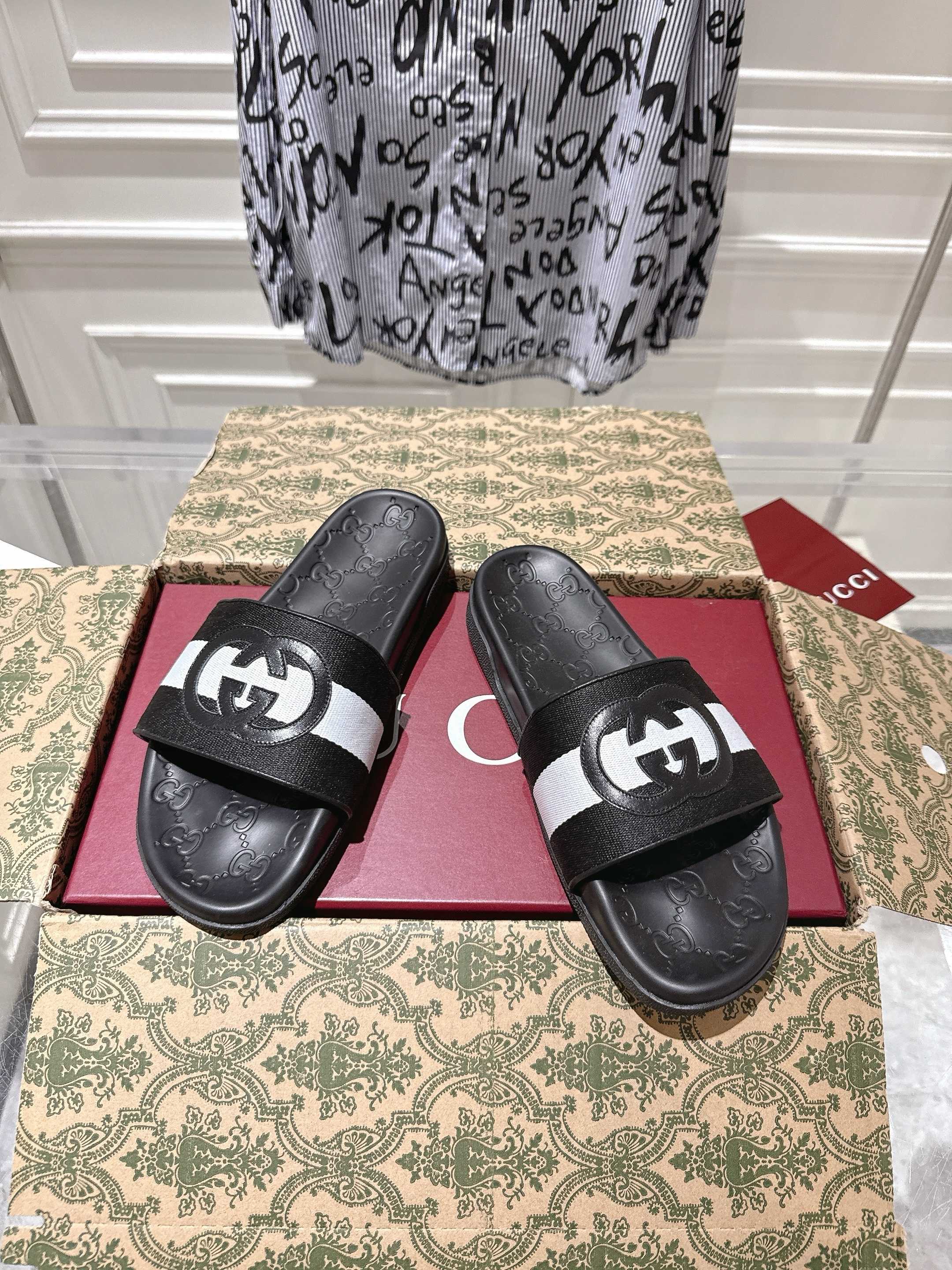 SANDALS 25S IN BLACK AND WHITE MIX RED LAMBSKIN EMBOSSED LOGO STYLE 3