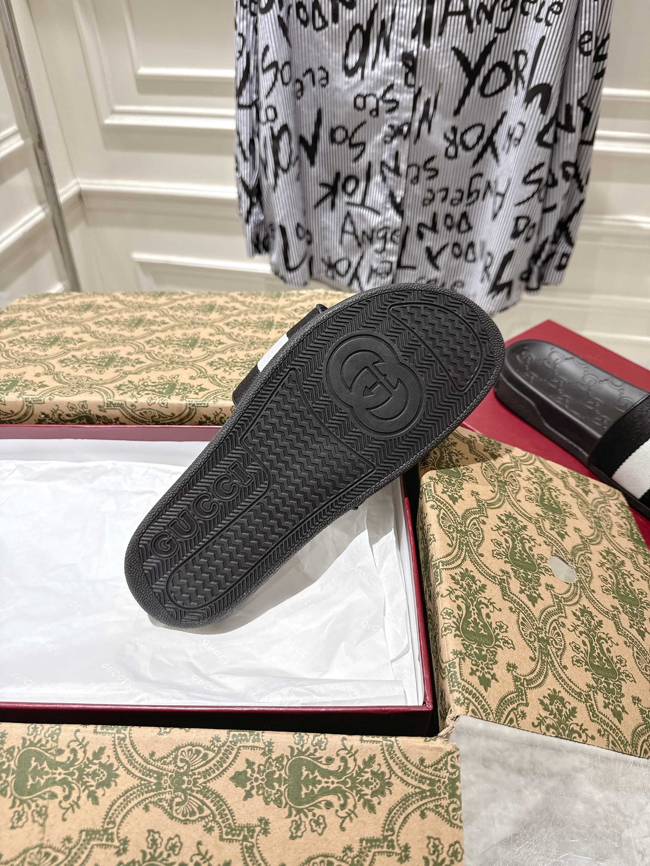 SANDALS 25S IN BLACK AND WHITE MIX RED LAMBSKIN EMBOSSED LOGO STYLE 3