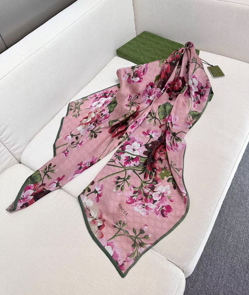 GUCCI 25S SCARF 180 IN SILK 655933
