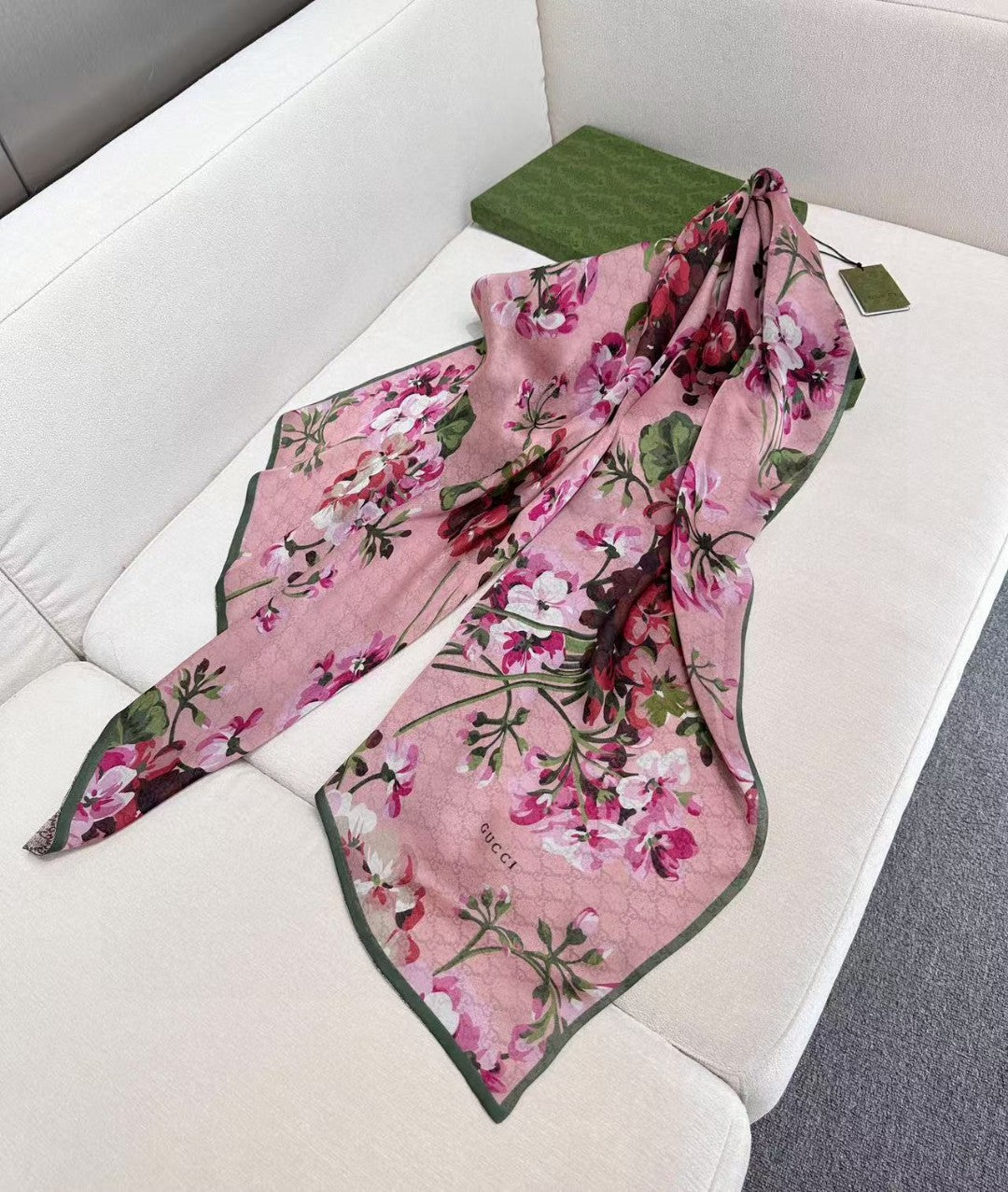 GUCCI 25S SCARF 180 IN SILK 655933
