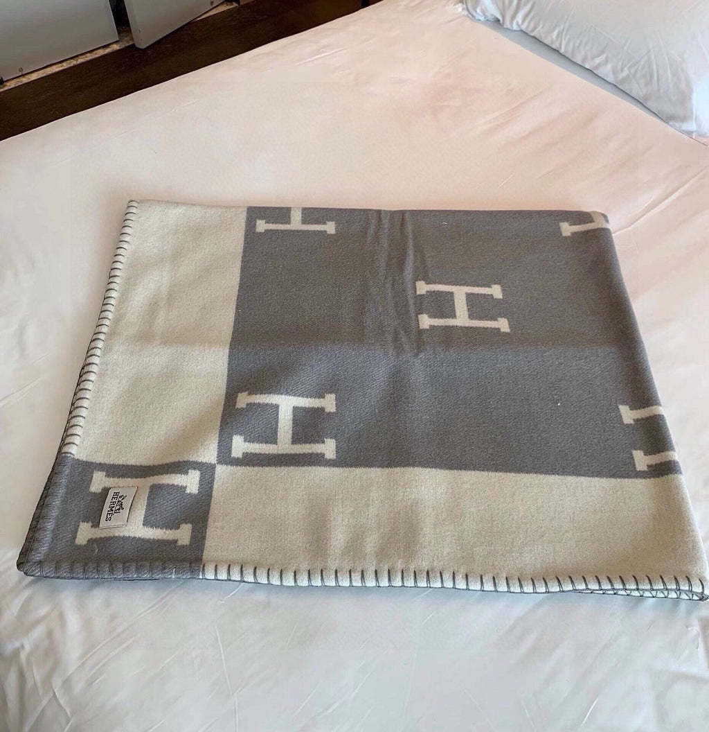 TIGRE BAYADERE BLANAVALON III THROW BLANKET IN LIGHT GRAY CASHMERE 407144