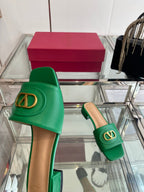 VLTN HIGH HEEL 25S 30 MM IN GREEN LAMBSKIN WITH GOLD HARDWARE