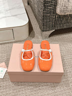FLAT MULE IN VIVID ORANGE PATENT CALFSKIN