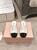 FLAT MULE IN WHITE MIX BLACK PATENT CALFSKIN