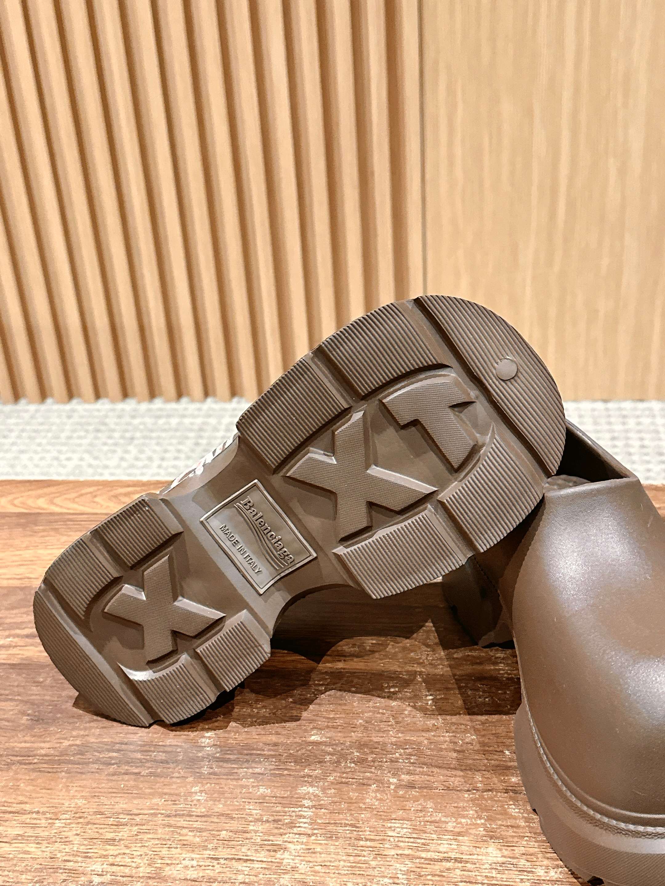 GRAFFITI THICK-SOLED CHEF SHOES IN BROWN RUBBER
