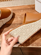 ATTITUDE WEDGE SLIDE 90MM IN BROWN CALFSKIN NATURAL BEIGE RAFFIA SOLE