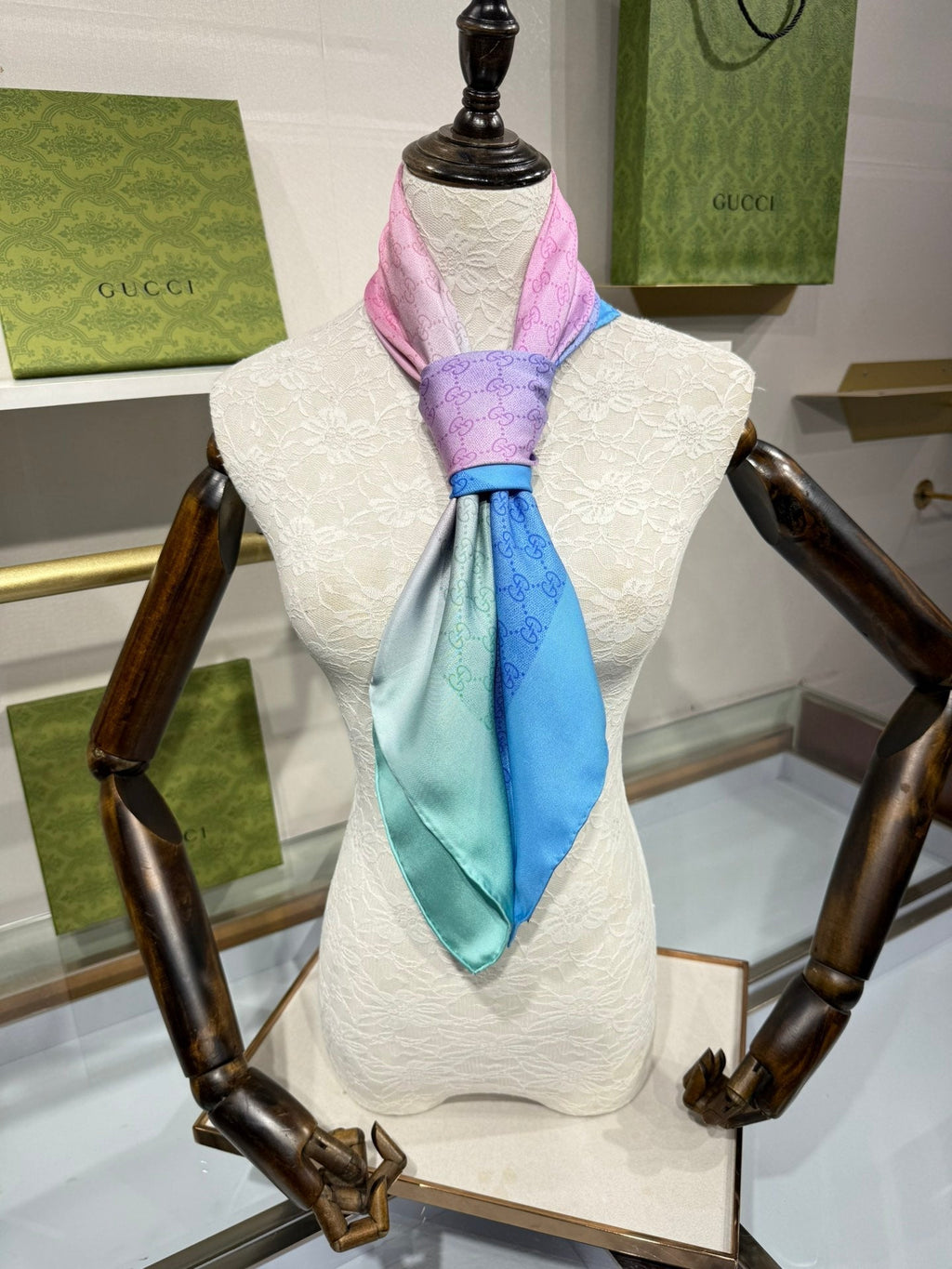 GUCCI 25S SCARF 90 IN SILK 737221