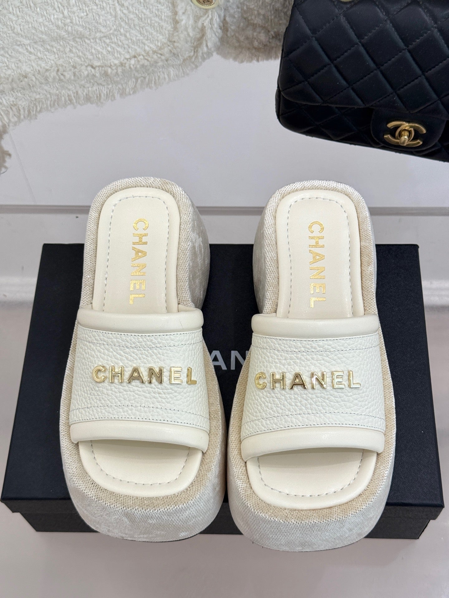 PLATFORM SLIPPERS IN WHITE LAMBSKIN