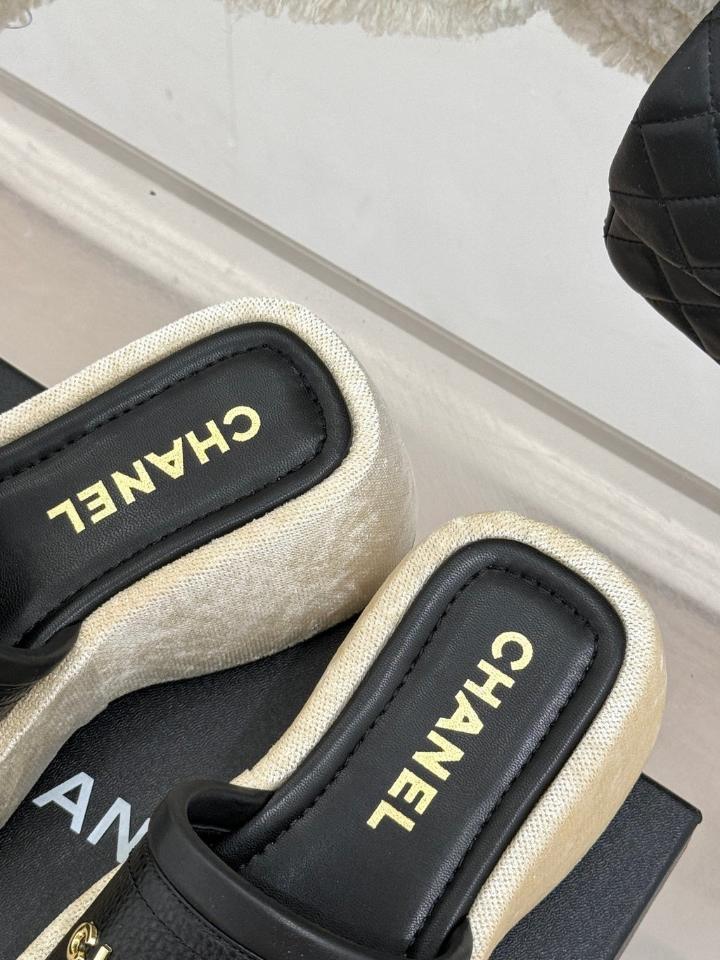 PLATFORM SLIPPERS IN BLACK LAMBSKIN