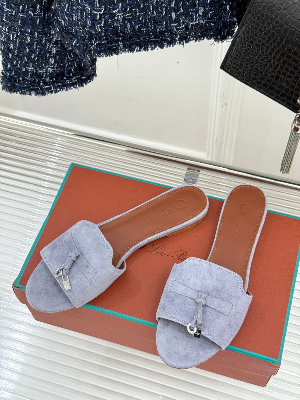 FLAT SANDALS IN GREY SUEDE AND LAMBSKIN