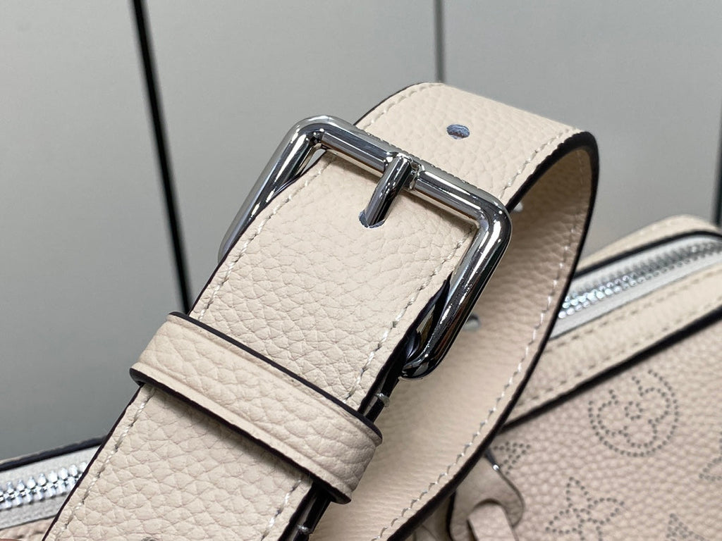 hand it all pm 29cm beige mahina calfskin