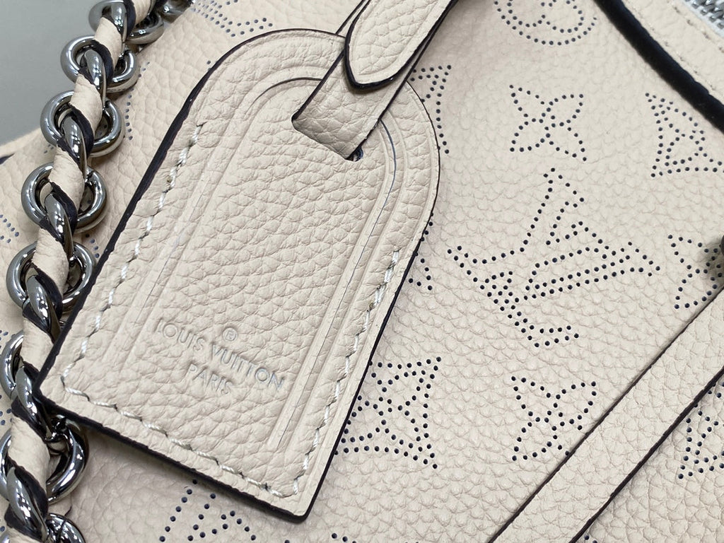 hand it all pm 29cm beige mahina calfskin