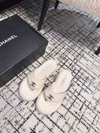 THICK-SOLED THONG SLIPPERS IN WHITE CALFSKIN